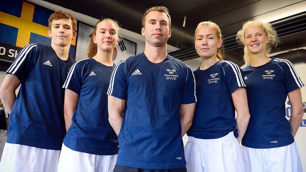 Halva svenska truppen. Hampus Larsson, Maja Lindberg, coachen Niklas Andersson, Jennifer Ågren Ylinenjärvi och Pauline Lövgren, samtliga från Soo Shim Taekwondo.