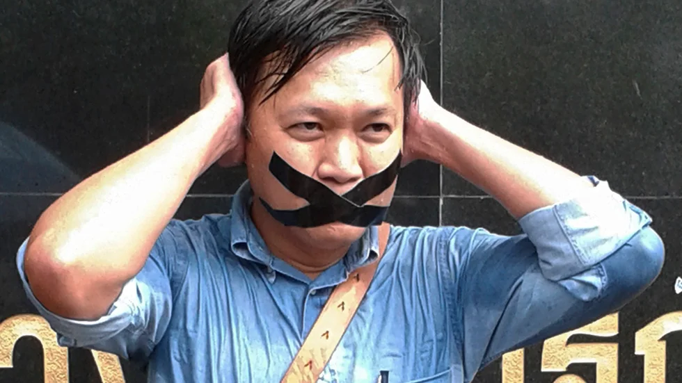 FOTO: AP PHOTO/TT
                  Pravit Rojanaphruk, frispråkig thailändsk kolumnist för den engelskspråkiga dagstidningen The Nation, är kallad att infinna sig hos den styrande militären tillsammans med andra journalister i Bangkok.
                  FOTO: AP PHOTO/TT
                  Pravit Rojanaphruk, frispråkig thailändsk kolumnist för den engelskspråkiga dagstidningen The Nation, är kallad att infinna sig hos den styrande militären tillsammans med andra journalister i Bangkok.
                  18541491FOTO: APICHART WEERAWONG/AP PHOTO/TT
                          Thailands arméchef Prayut Chan-O-Cha är den senaste i raden av militärer som leder landet.
                          FOTO: APICHART WEERAWONG/AP PHOTO/TT
                          Thailands arméchef Prayut Chan-O-Cha är den senaste i raden av militärer som leder landet.
                          18541174FOTO: SAKCHAI LALIT/AP PHOTO/TTFOTO: SAKCHAI LALIT/AP PHOTO/TT18541300FOTO: WASON WANICHAKORN/AP PHOTO/TTFOTO: WASON WANICHAKORN/AP PHOTO/