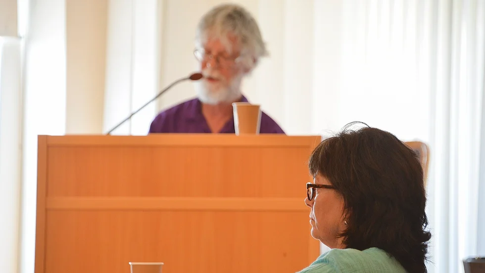 Kritik. Barn- och utbildningsnämndens ordförande Britt-Inger Hedman (V) fick utstå en hel del kritik från talarstolen när Mats Klockljung (C) ställde frågor om läget i skolan.