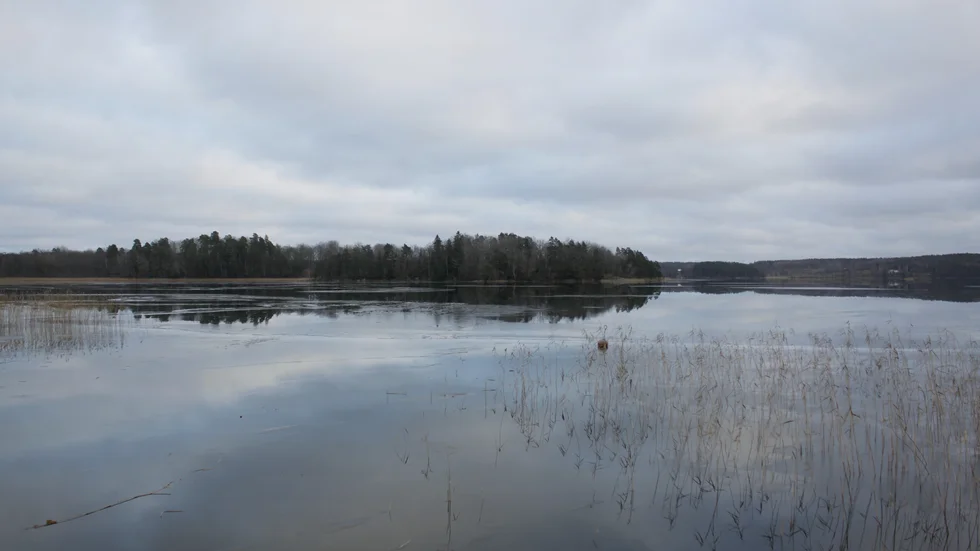 En man i 70-årsåldern, hemmahörande i Flens kommun, omkom i en drunkningsolycka på Båven på måndagen. Så här såg sjön ut på tisdagen.