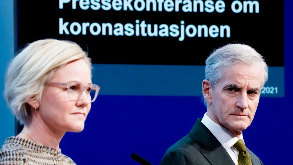 Norges hälso- och omsorgsminister Ingvild Kjerkol och statsminister Jonas Gahr Støre vid måndagskvällens presskonferens.