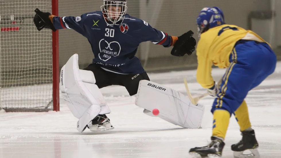 Redan efter drygt tre minuters spel överlistades Rasmus Karlsson i KVBS-målet av Villas Karl Tagesson. P19-landslaget vann till slut med stora 9-3.
