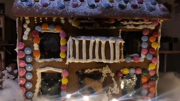 Mängder av kristyr och nonstop är klassiska dekorationer på ett pepparkakshus.