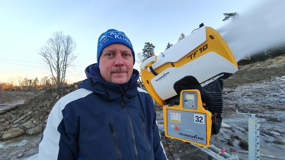 Tobias Lyåsen, ordförande i Trosa Alpina klubb, provar den nya snökanonen som kunnat införskaffats till Trosabacken efter en donation från Allmänna arvsfonden.