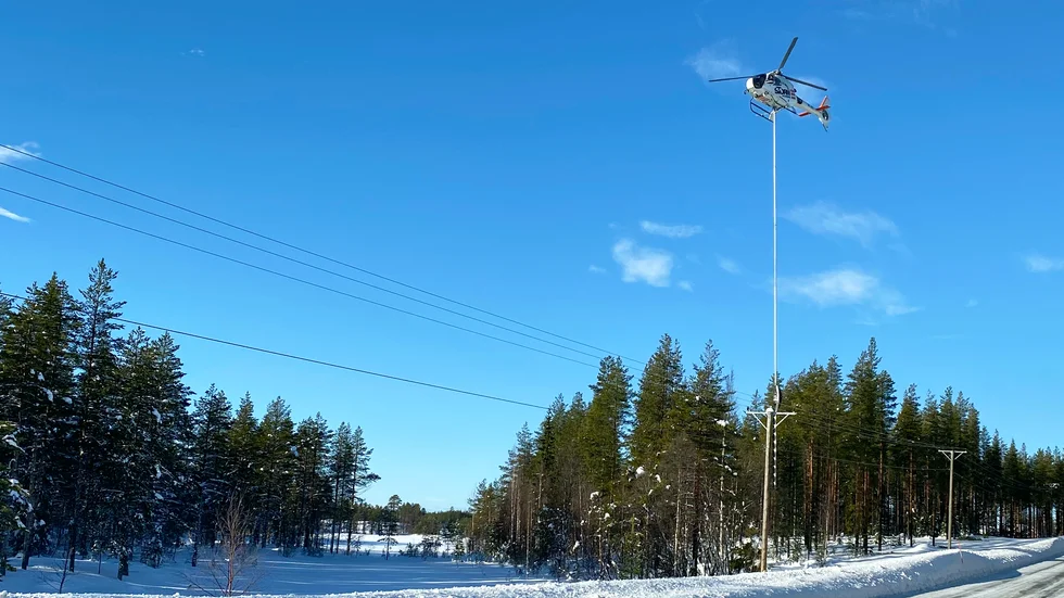 När helikoptern går fram med sågklingan kapar den bara de grenar som vetter mot ledningen. Om sedan snötyngden gör att träden faller tippar de förhoppningsvis åt andra hållet.