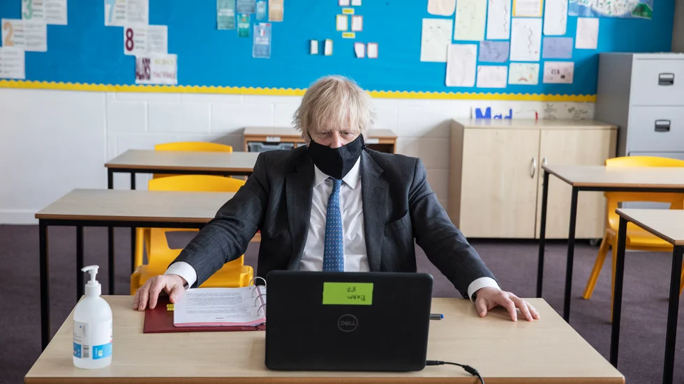 Boris Johnson talade till skoleleverna vid Sedgehill Academy i Lewisham i södra London.