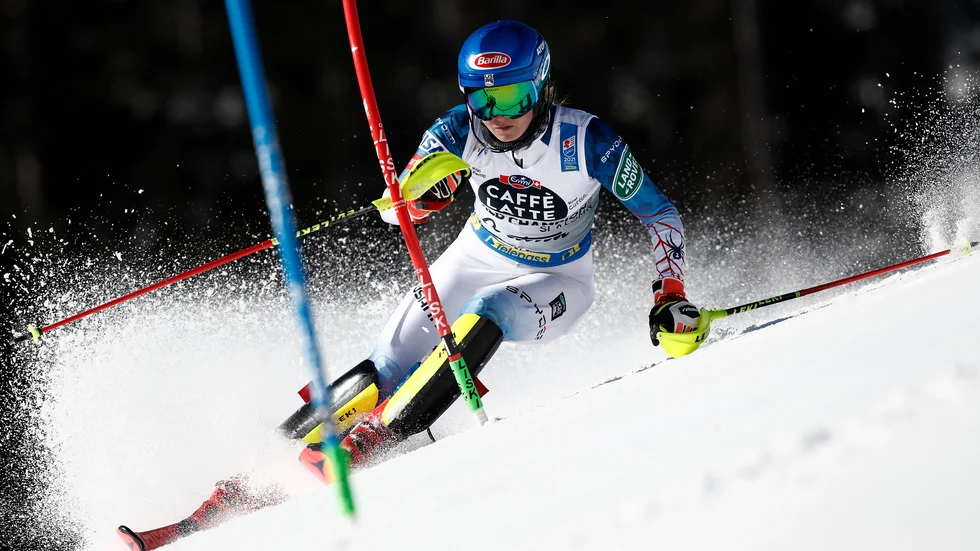 Mikaela Shiffrin är oväntat långt efter inför det andra VM-åket i slalom.