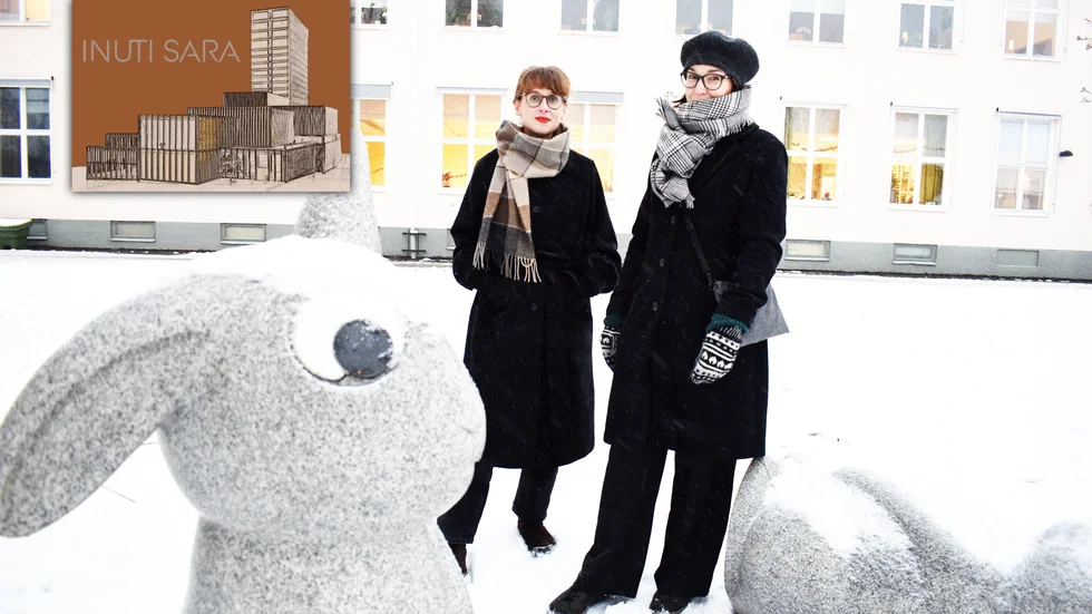 Anna-Karin Larsson, Skellefteå konsthall, och Malin Nilsson, pedagog på Skellefteå konsthall, står utanför Nordanåbyggnaden där de tidigare huserat. Snart arrangerar de konstutställningar i Sara. 
