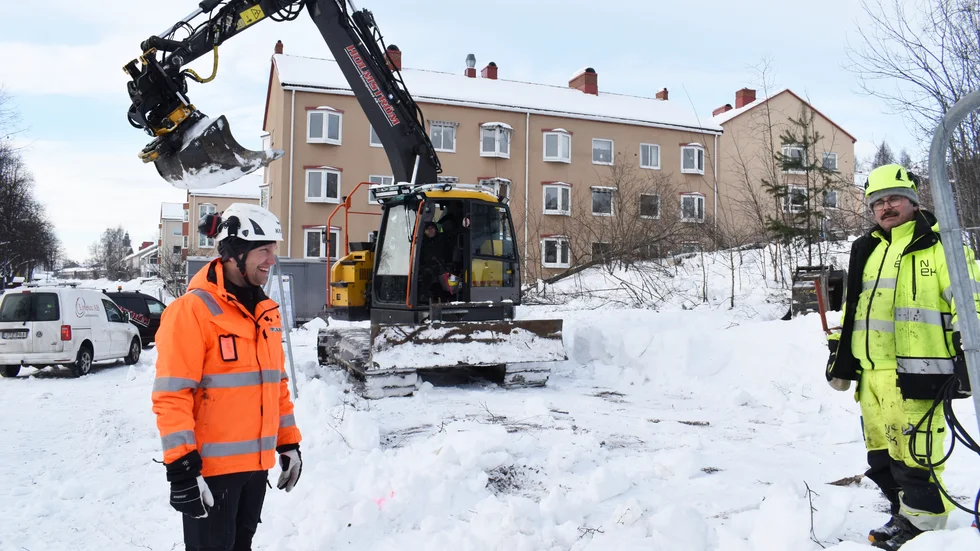 José Antonio Edlund på Nek AB ska göra markarbetena, och Cedrik Andersson, Peab, är platschef. 