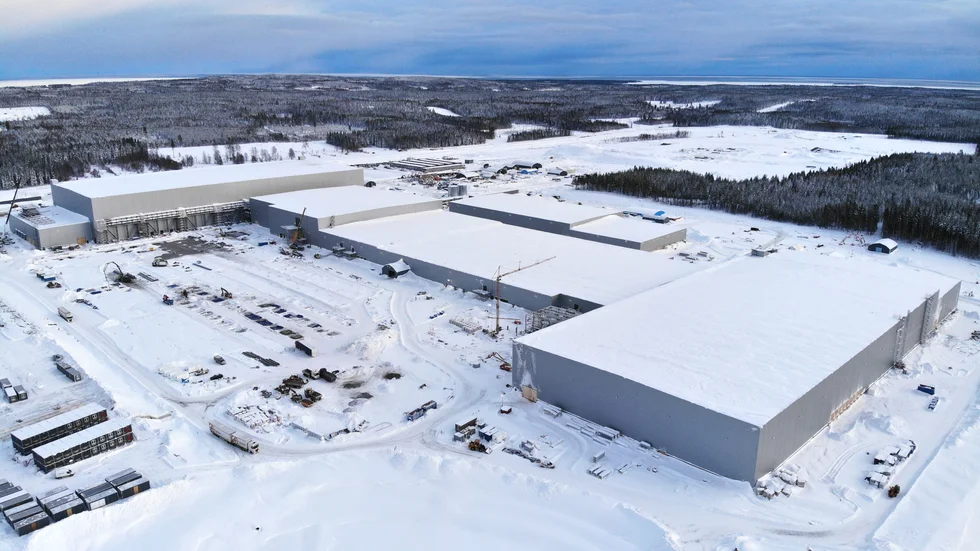 Två stålbalkar rasade igenom ett yttertak vid Northvolt Ett i Skellefteå.