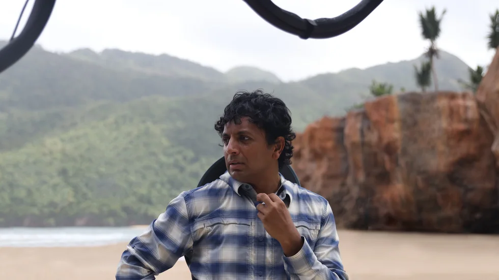Oscarsprisade filmskaparen M. Night Shyamalans kommande film "Old" har planerad biopremiär den 23 juli. Filmen förutspås bli sommarens storfilm. Men risken finns att premiären måste skjutas upp.