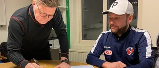 Här skriver KVBS-tränaren på det nya kontraktet