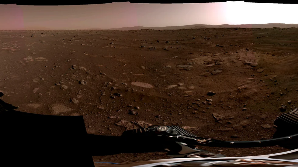 Bild på Mars urklippt ur de rörliga bilder från rymdsonden Perseverances landning i förra veckan.