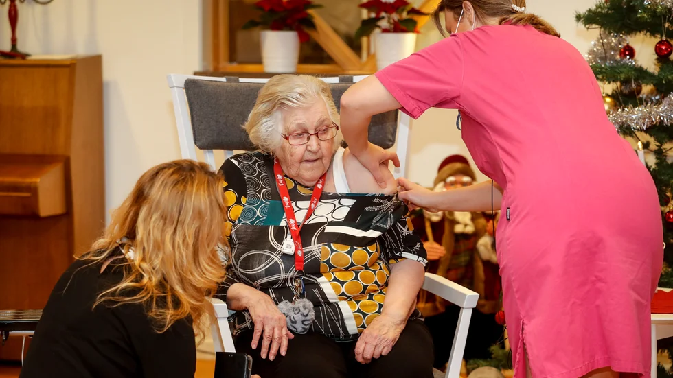 Margit Bylfors på Bokens vårdboende i Mjölby fick sin första dos redan den 27 december förra året.
