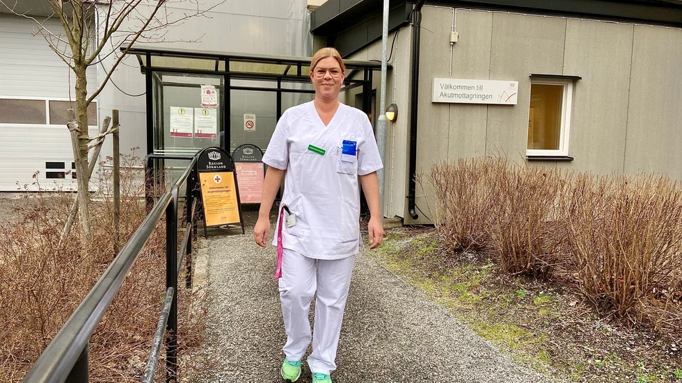 Från valsverket till akutmottagningen behöver steget inte vara så långt. Linda Andersson har bytt blåställ mot sjukhuskläder.