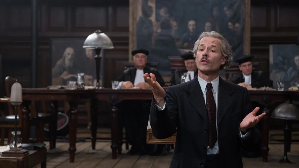 Konstförfalskaren Han van Meegeren (Guy Pearce) anklagas i "The last Vermeer" för att ha sålt ett ovärderligt konstverk till nazistpampen Hermann Göring.