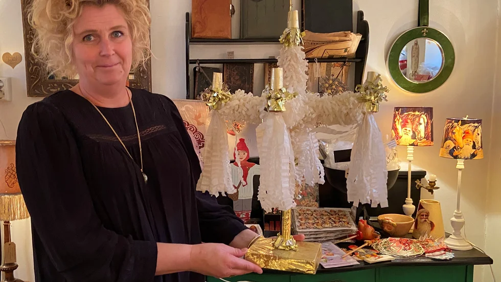 Petronella Ekvall med en klassisk gammal hemmagjord juljusstake från förra sekelskiftet.