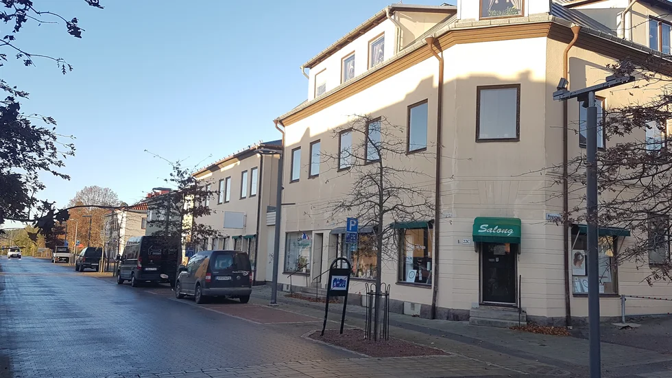 Storgatan 22-24 innehåller flera butikslokaler varav flera står tomma. Boxholms kommun medger inte att ägaren bygger om till bostäder.