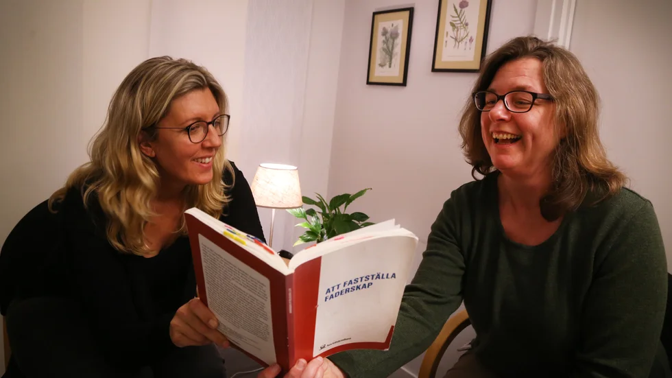 Ann-Louise Björksved och Elin Seigerlund är med när gotländska pappor intygar sitt faderskap. Förra året skrev 419 pappor på och kan fira fars dag på söndag.