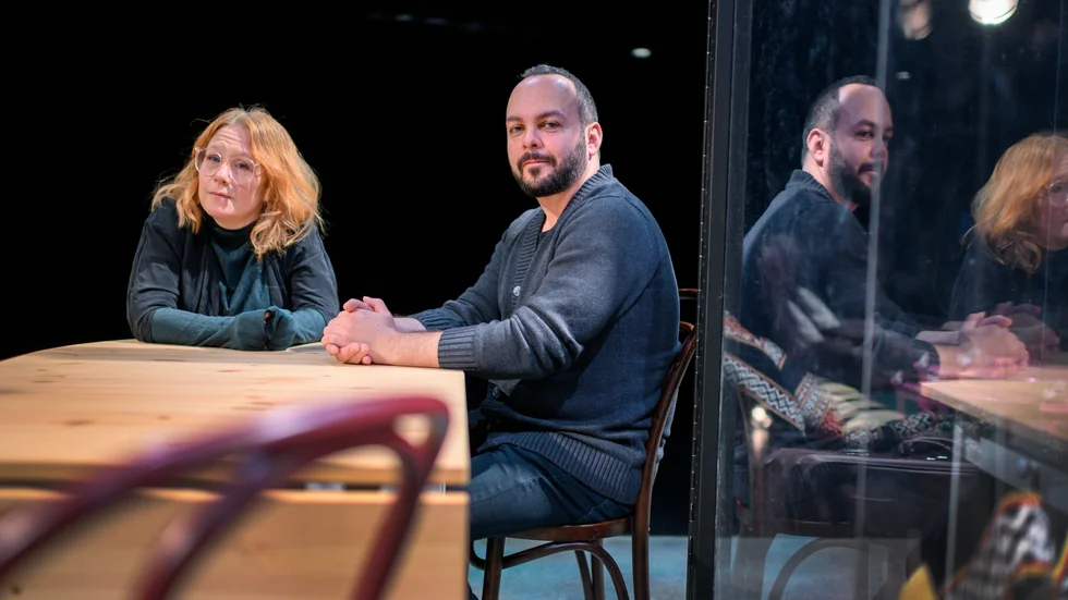 Regissören Frida Röhl och manusförfattaren Alejandro Leiva Wenger har satt upp flera pjäser tillsammans. Nu bjuder de på uruppförandet av "Pappas födelsedag", på Kulturhuset stadsteatern i Stockholm.