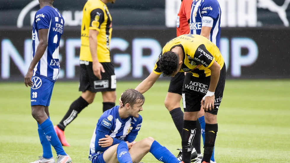 Patrik Karlsson Lagemyr (sittandes) tvingas till ny operation efter skada mot Örebro. Arkivbild.