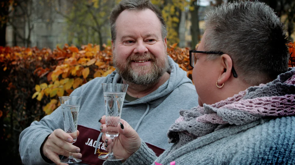 Skål älskling! Mot alla odds kunde Johan och Annika Fällström fira sin 29:e bröllopsdag, även om det skedde på sjukhusområdet utanför Universitetssjukhuset i Linköping.


