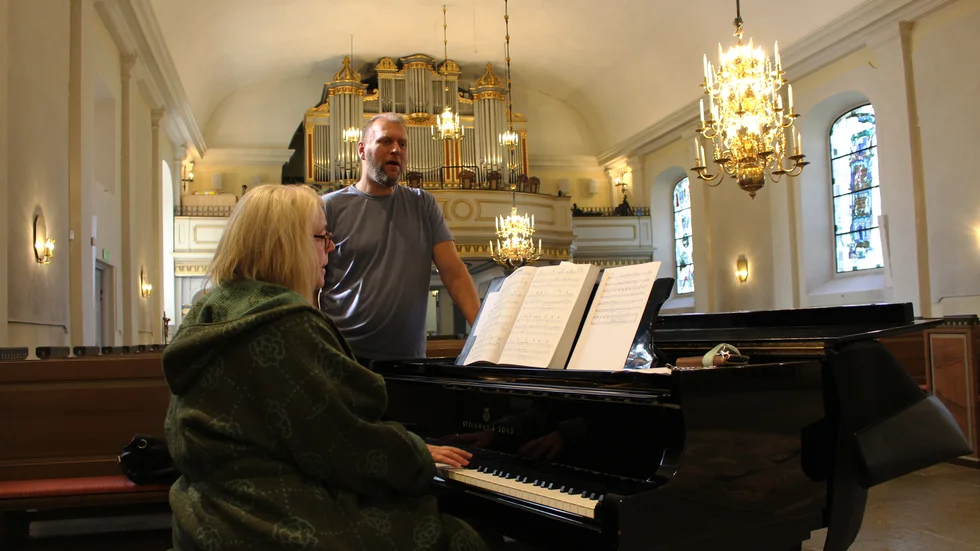Annette Strand och Sven-Erik Johansson är kyrkomusiker i Mjölby församling. 