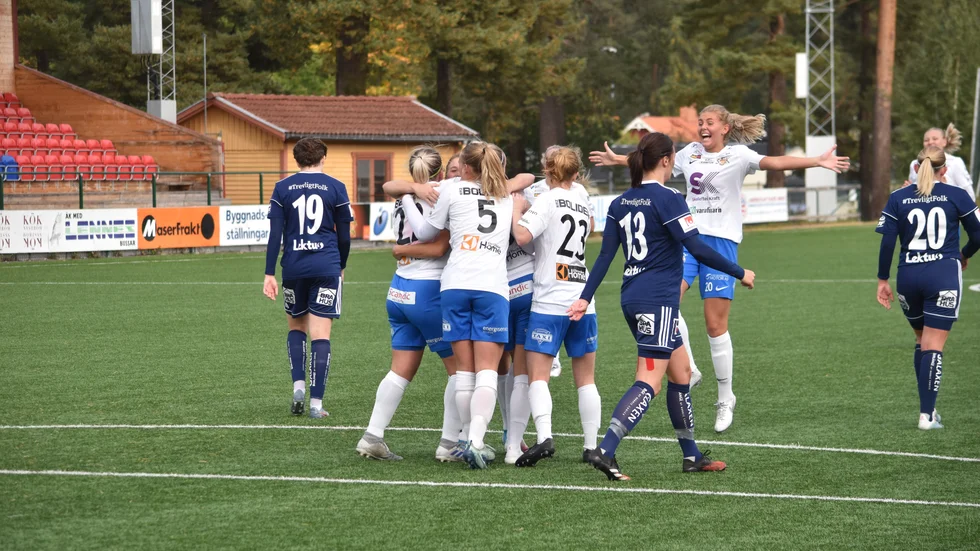Sofia Lindmark jublar tillsammans med övriga Sunnanå när det står klart att laget har tagit ledningen med 2–0. Sunnanå vann en tung seger borta mot Kvarnsveden under söndagen.