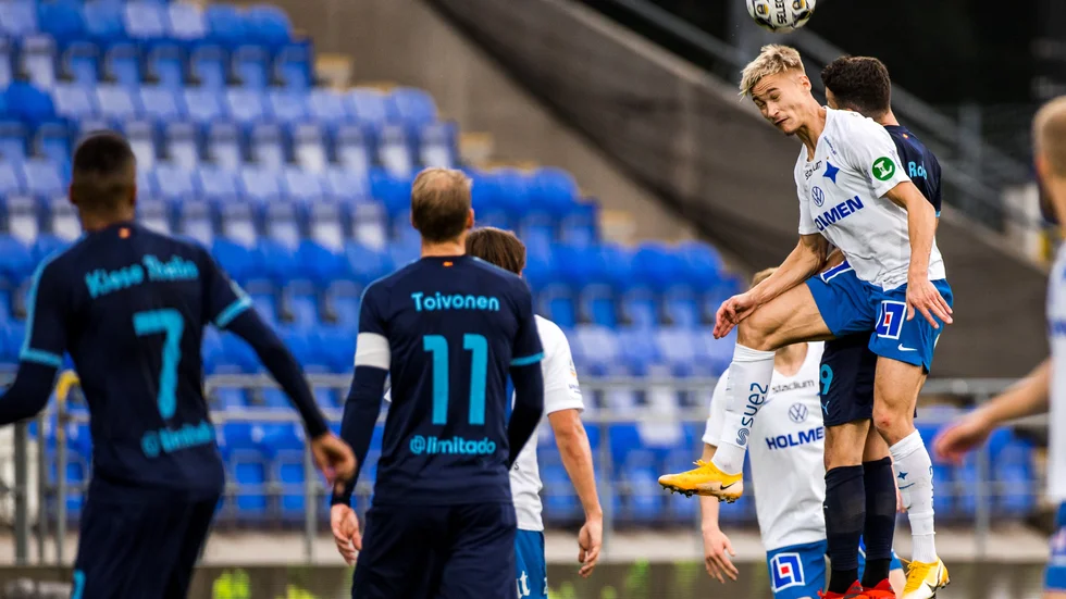 Pontus Almqvist tog kampen mot det tunga MFF-försvaret. 