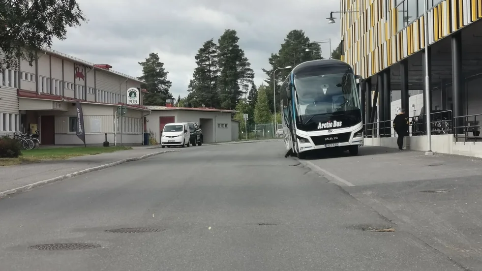 Bussen står redo att ta Skellefteå AIK:s spelare till Leksand inför lördagens premiär.