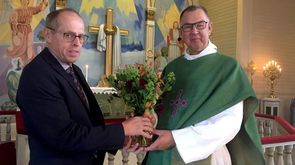 Kyrkoherde Ivar Sundström tackades av med en bukett blommor av kyrkorådets Per-Erik Karlsson, Lauker.