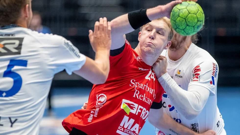 Eric Johansson tog som vanligt ett stort ansvar på nio meter och uppvaktades hårt av Skövdeförsvaret.