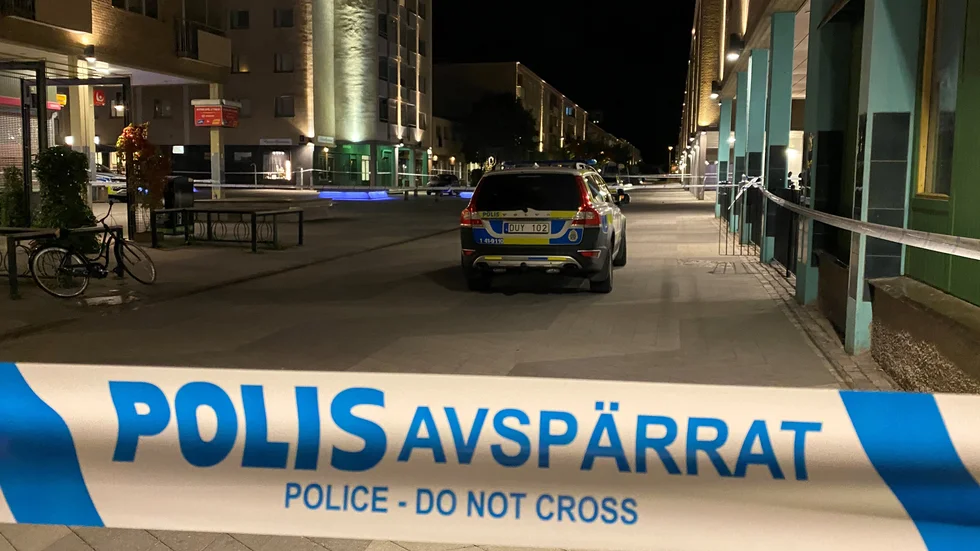 En pojke blev på torsdagskvällen skjuten i Nyfors i Eskilstuna. Han avled kort senare av sina skador och polisen har inlett en mordutredning.