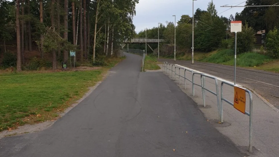 Det var här, vid busshållplatsen Bastuban, som olyckan inträffade.