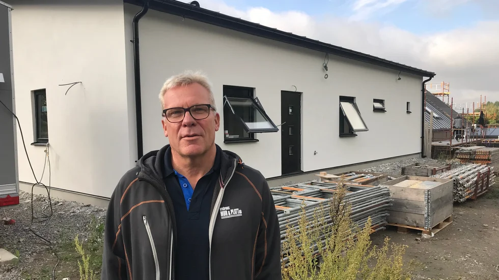 Hans Lindell framför det första lågenergihuset som började byggas i april i Bergshammar och beräknas vara klart i slutet oktober. 