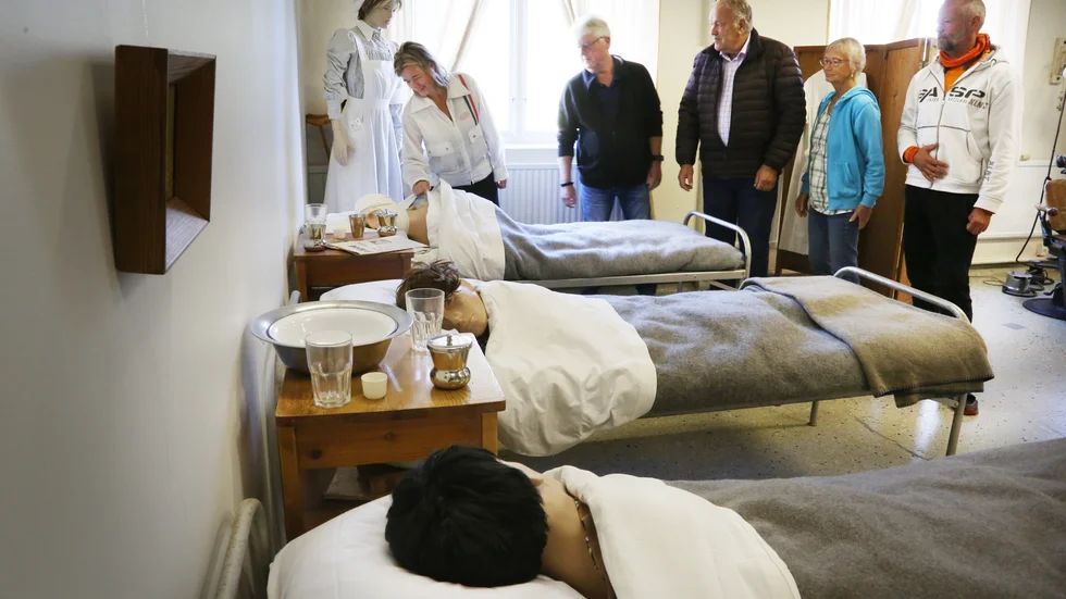 Krigssjukhuset hade plats för 500 skadade. Efter visningen på lördag ska Anna Norberg, Anders Johansson, Hans-Ove Hellström, Clary Winberg och Niclas Larsson packa hela museet i förråd inför flytten.