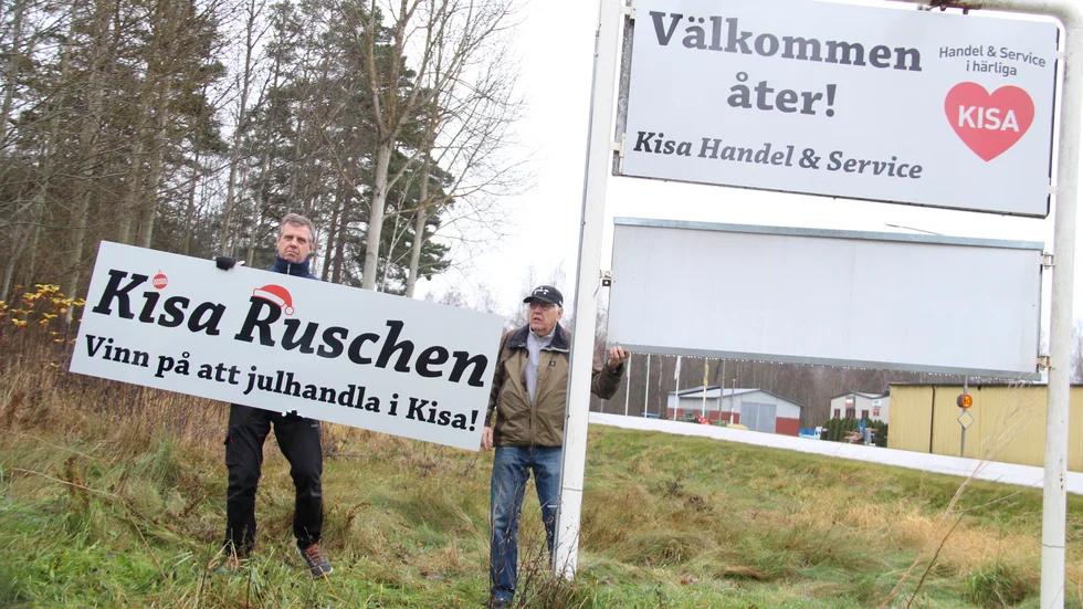 Här smygstartar Peter Jonasson, handlare vid Elbyrån i Kisa, och Bruno Larsson från Attraktionskraft Kisa den kampanj som inleds under helgen.