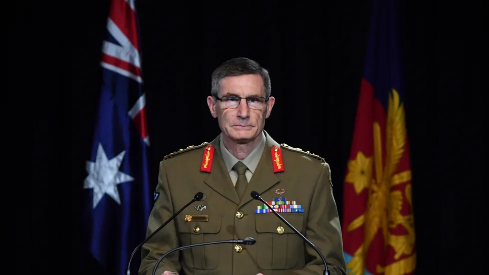 Chefen för den australiska försvarsmakten, Angus Campbell, offentliggör resultatet av krigsbrottsutredningen vid en presskonferens.
