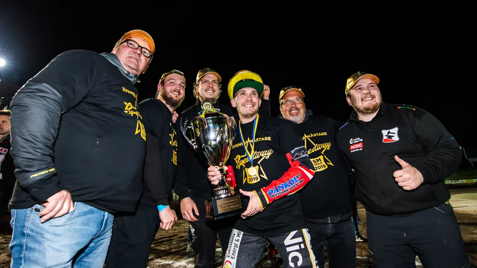 Michael Jepsen Jensens team med Pierre Lund (tvåa från höger) jublar efter förra årets SM-guld. 