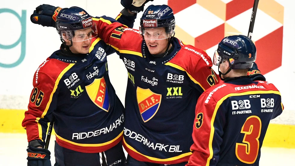 Arvidsjaursonen Linus Andersson (i mitten) smällde in två puckar för finska KooKoo i premiären. Här är Andersson i Djurgårdens tröja