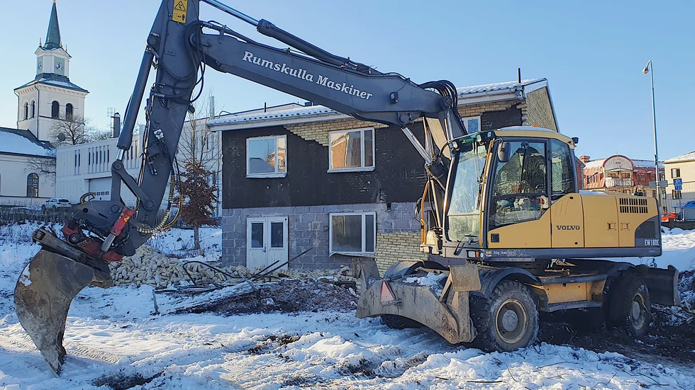 Entreprenörens maskiner är på plats och redo att riva den tidigare tandläkarvillan mitt i Vimmerby.