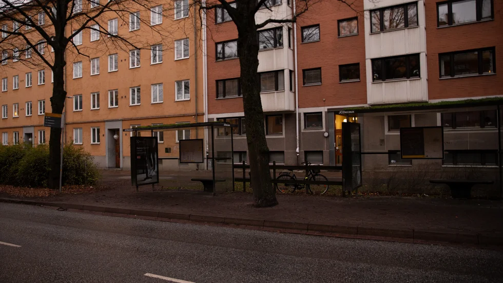 En ung man knivhöggs när han klivit av bussen på Sysslomansgatan. En man i 20-årsåldern sitter häktad för dådet.