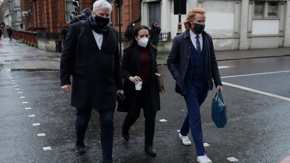 Wikileaksföreträdarna Kristinn Hrafnsson, till vänster, och Joseph A Farrell, till höger, tillsammans med Assange flickvän Stella Morris då de var på väg mot domstolen i London på onsdagsmorgonen.