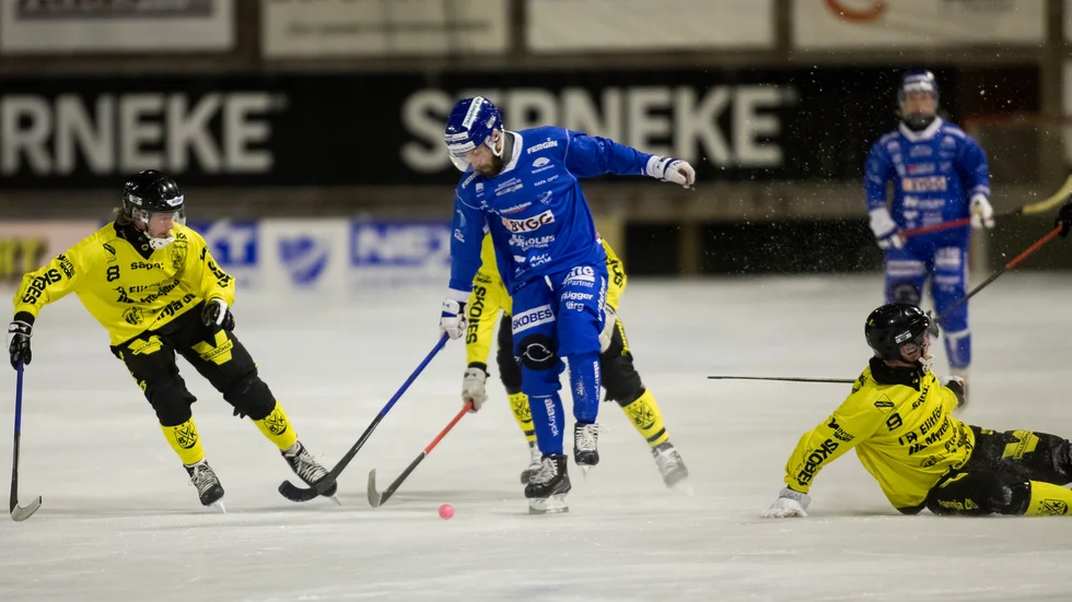 Jonas Enander kämpar mot en trio Vetlanda-spelare. Just spelare som slet och kämpade för laget var något som Gösta Westling uppskattade. 