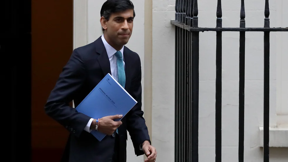 Storbritanniens finansminister Rishi Sunak utanför Downing Street i London i november 2020. Arkivbild.