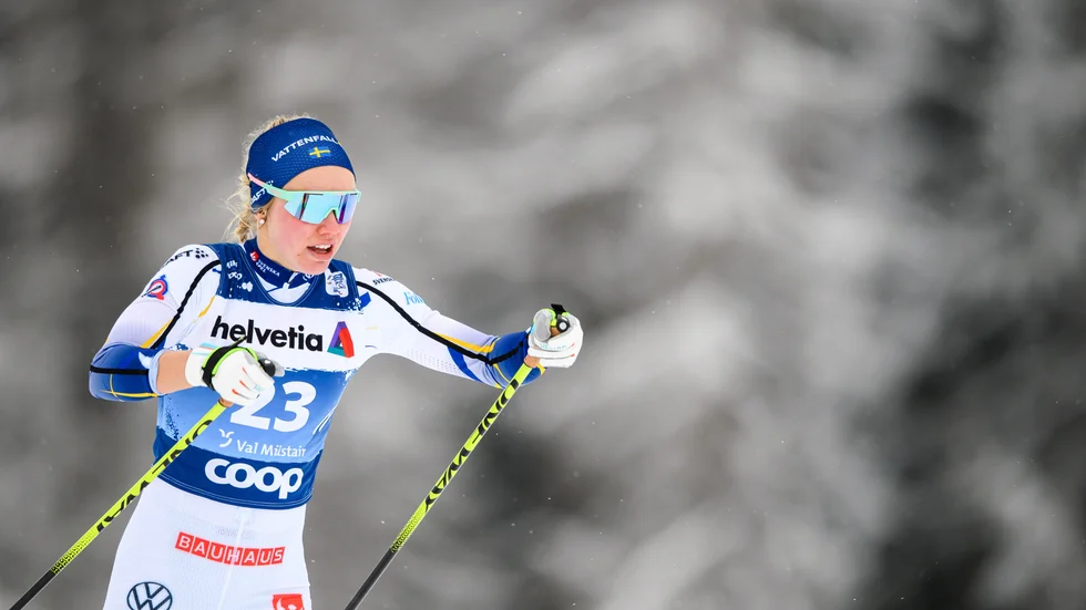 Emma Ribom tappade ytterligare placeringar i den tredje etappen av Tour de ski.