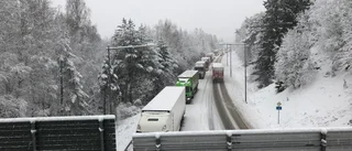 Långa köer efter lastbilens snöstopp