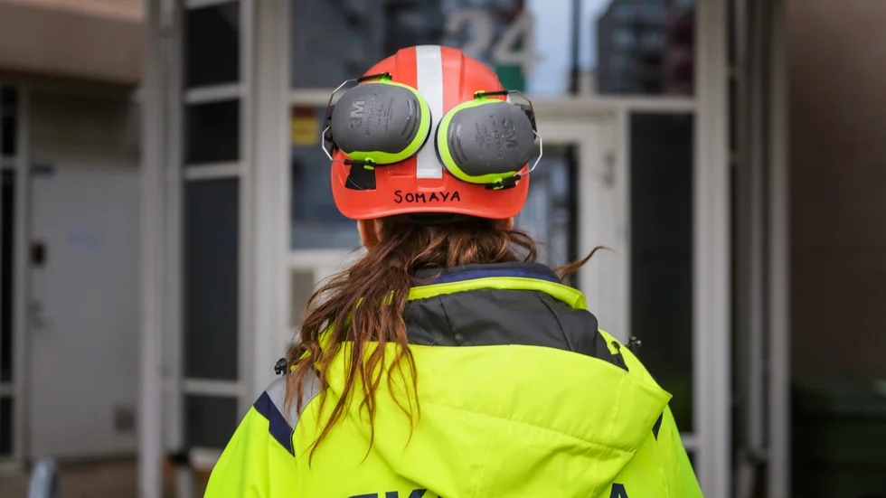 En lärlingsklausul skulle innebära att den som bygger på uppdrag av det offentliga också måste ta in lärlingar i projektet. 
