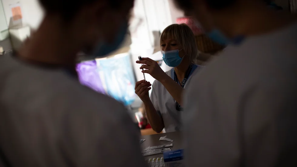 Vaccindoser för covid-19 förbereds på ett äldreboende i utkanten av den belgiska staden Namur. Arkivbild.