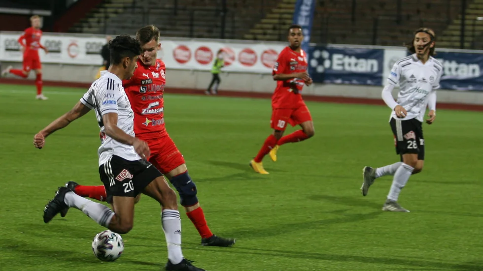 Ahmed Qasem, här i segermatchen hemma mot Värnamo, är i valet och kvalet. Just nu är det ett känsligt läge i övergångsprocessen från Motala AIF.